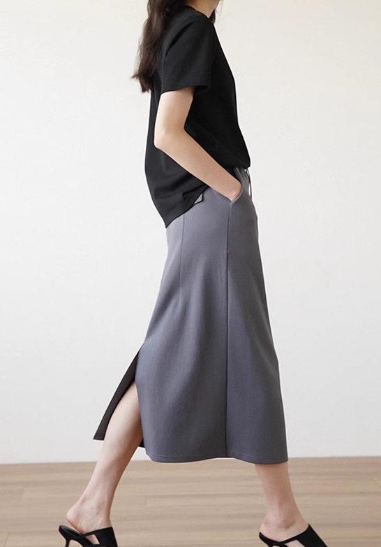 Minimalist High-Waisted Knit Skirt